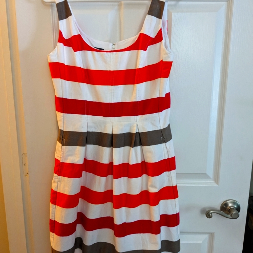 Lightweight, sleeveless dress with pockets!